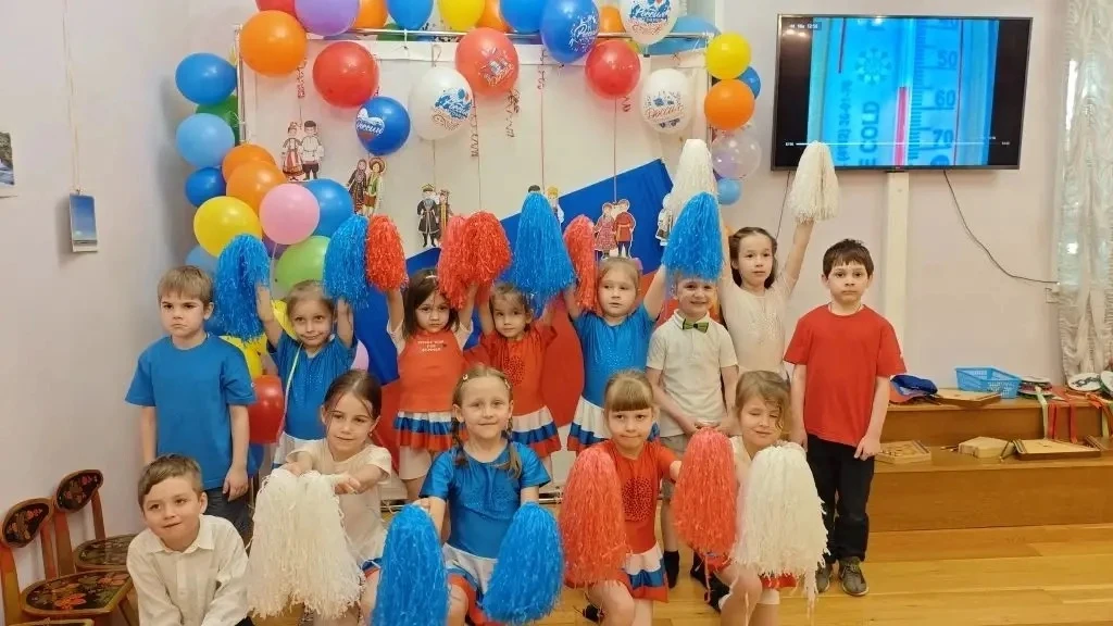 Я, ты, он, она,
Вместе — целая страна.🇷🇺

Наша Родина, Россия — самая большая страна в мире.
Ребят