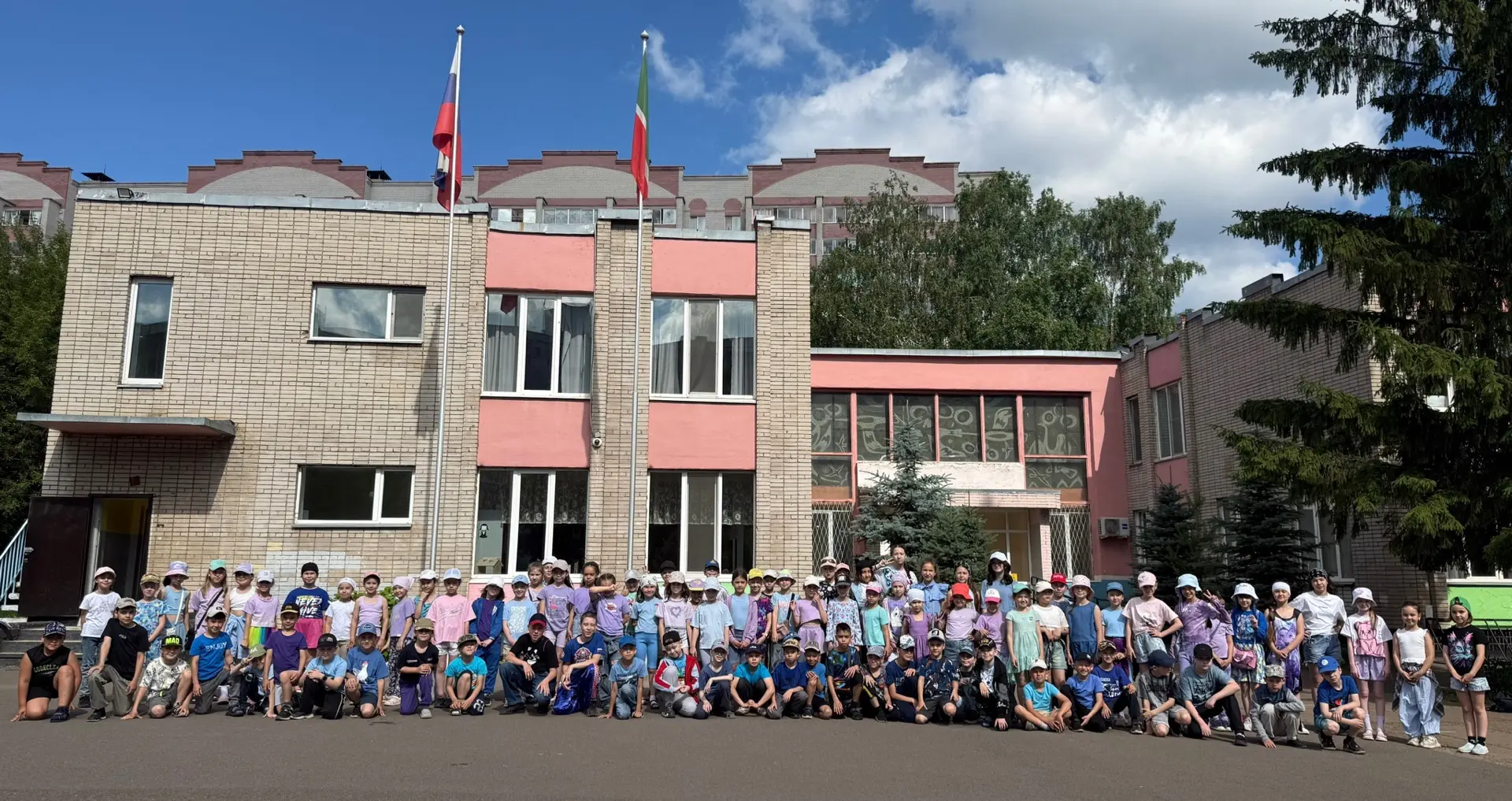 🌈 Завершается наша «Разноцветная неделя»!

Неделя в пришкольном лагере «Цветик-семицветик» пролетел