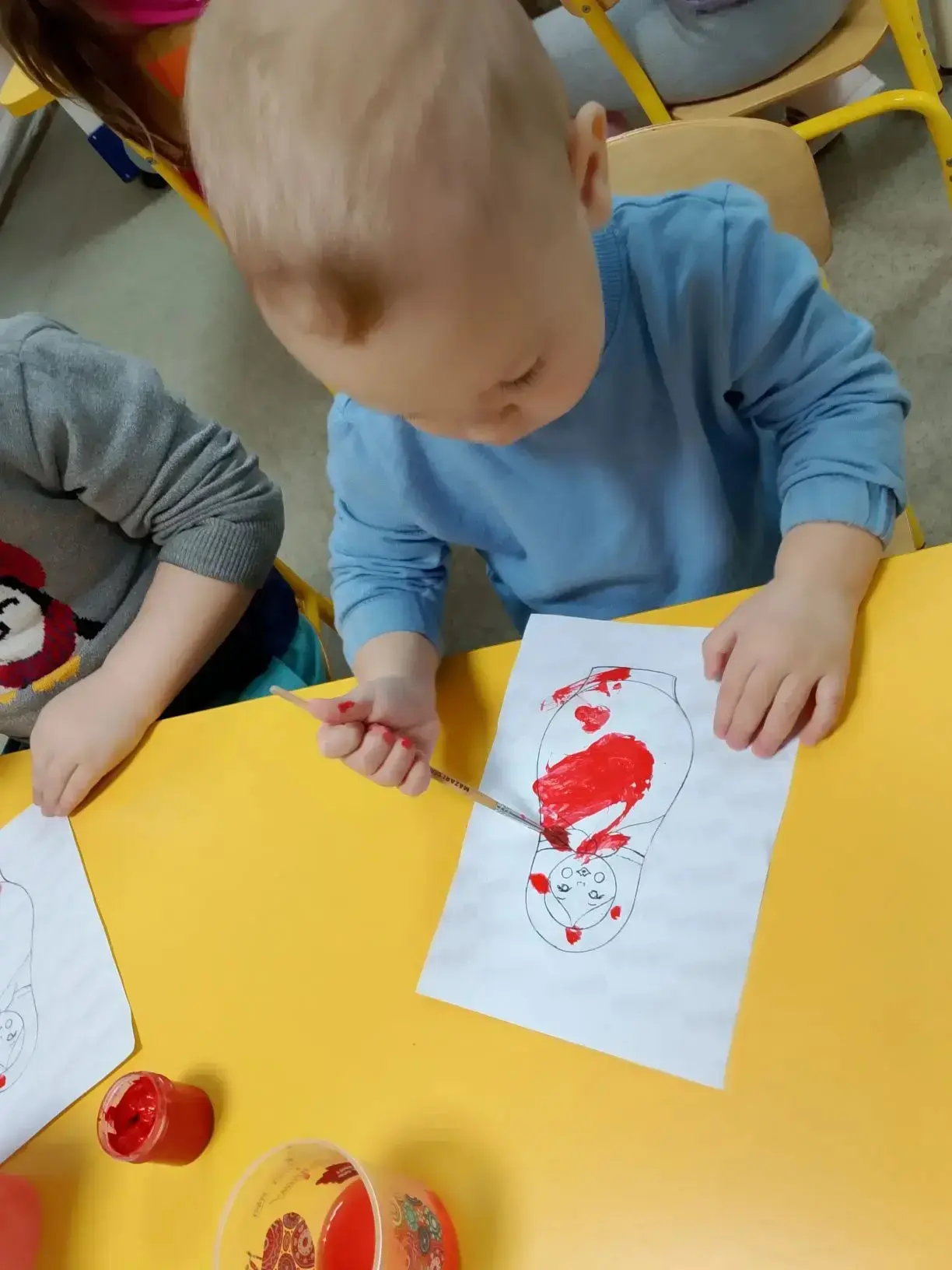 🎨✨ В нашей младшей группе состоялось увлекательное занятие — рисование матрешки! 🇷🇺🖍️
Дети с воо