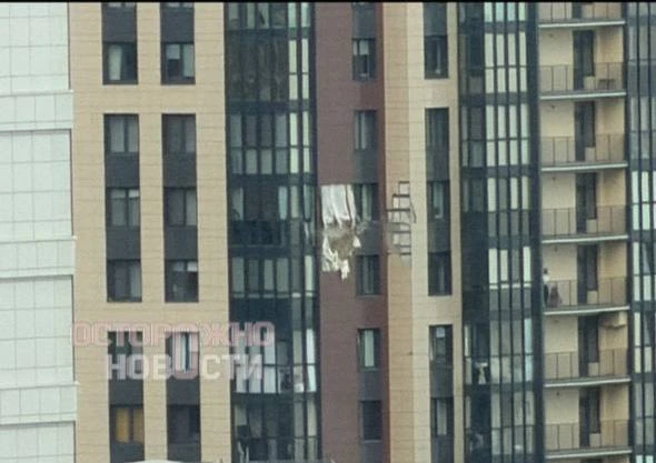 ⚠️ Несколько жилых домов повреждены после атаки БПЛА в Петербурге

Поврежден фасад ЖК «Жемчужный кас
