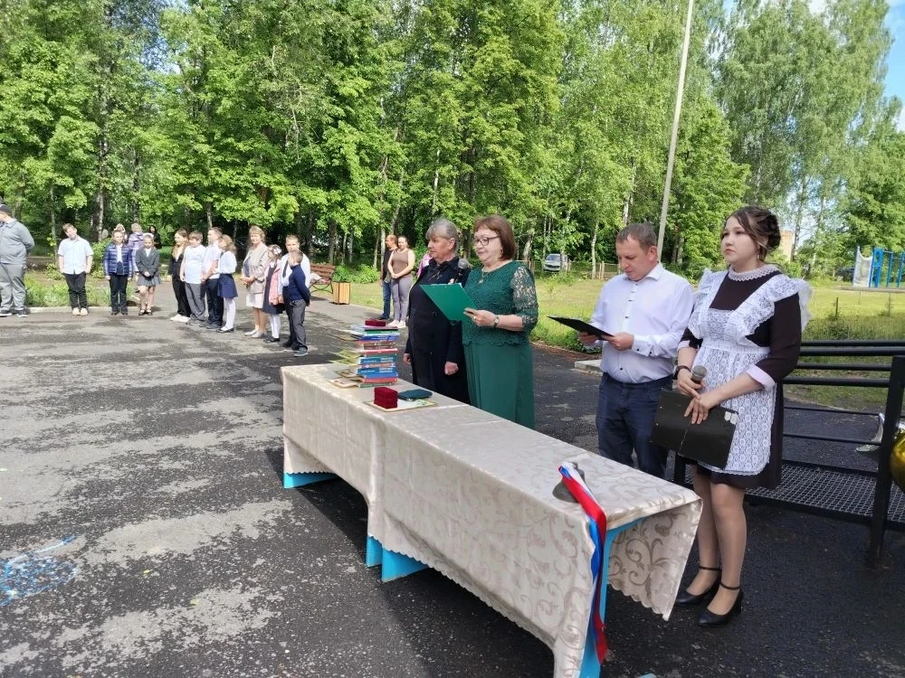 🔔Последний звонок — это не просто школьное событие, это рубеж, момент, когда детство неуловимо подт