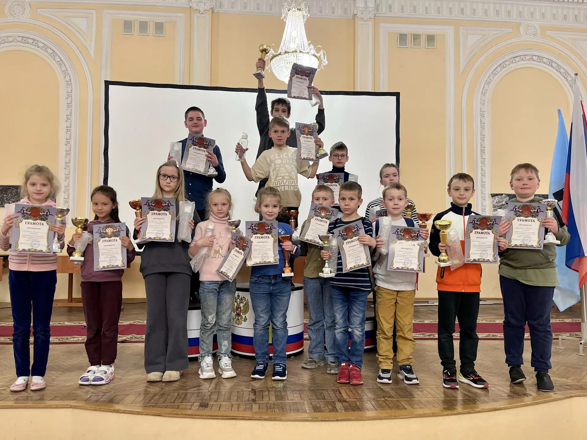 ТУРНИР КО ДНЮ ГОРОДА ⚫️⚪️

28 мая в нашей школе прошел турнир по шашкам, приуроченный ко Дню рождени
