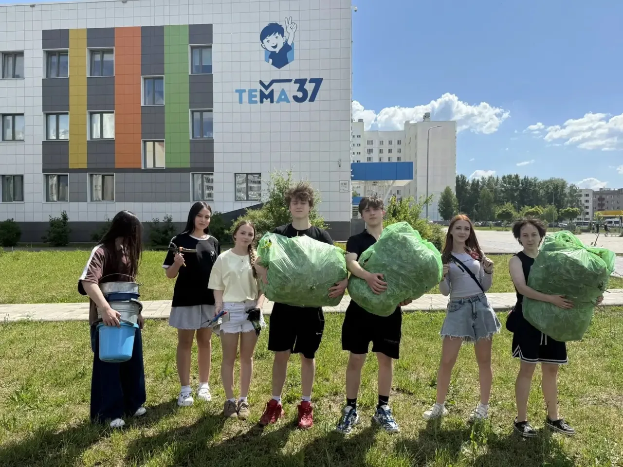 ☘️ ЛЕТО — это не только каникулы, но и время добрых дел! ☘️

🌿 Ученики 8 «Б» класса доказывают: нас