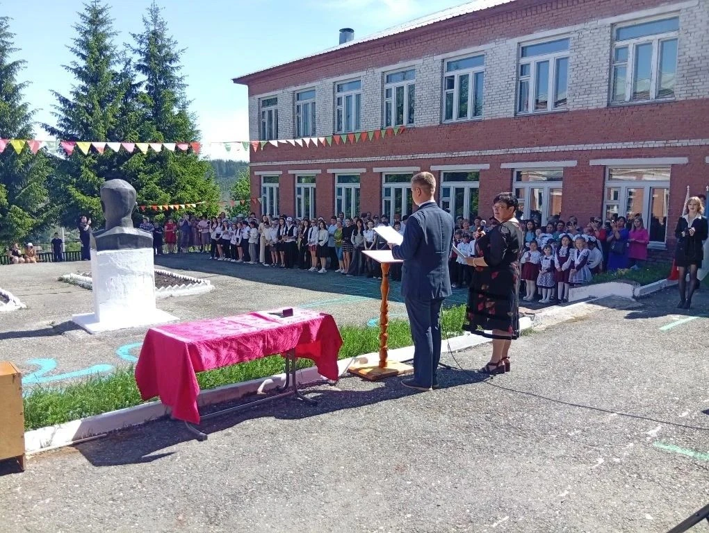 Праздник последнего звонка в МОБУ СОШ с. В-Авзян    
собрал всех обучающихся, родителей, педагогов и