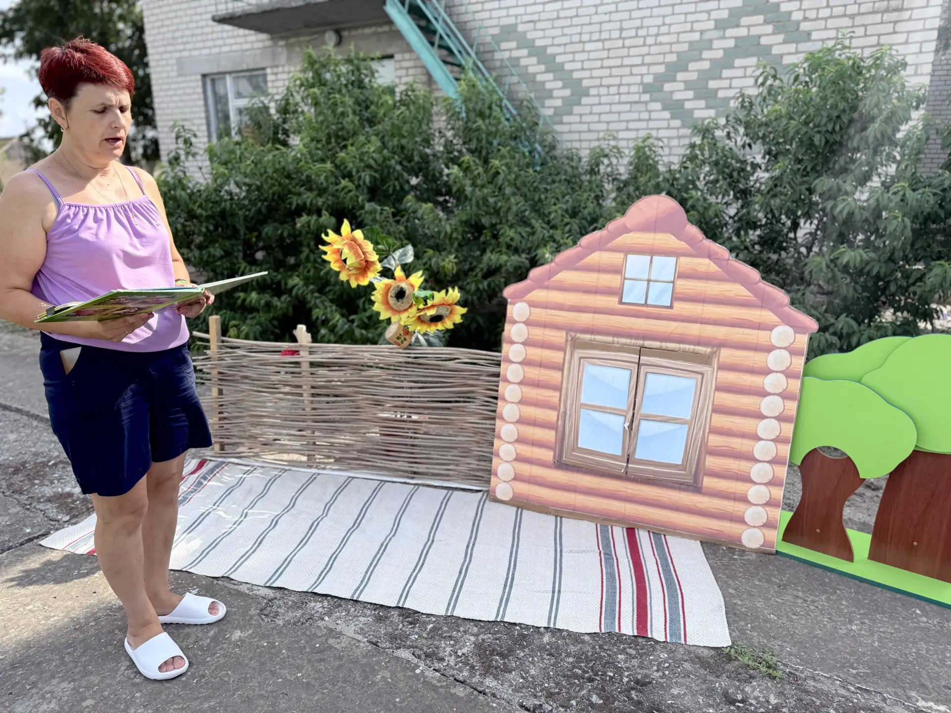 Сегодня в нашем детском саду в честь Дня летнего театра прошло яркое инсценирование русской народной