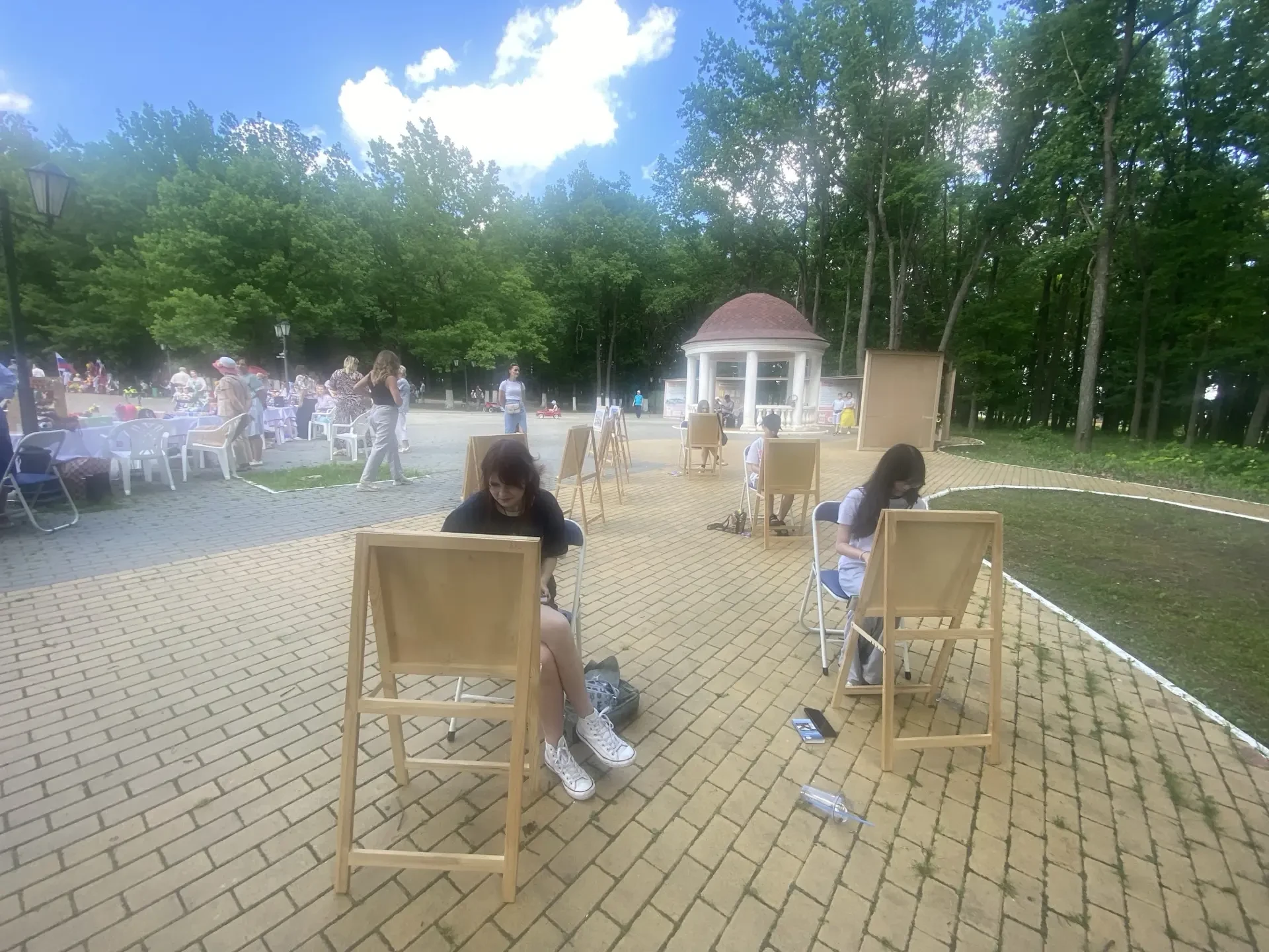 12 июня, на малой сцене парка культуры и отдыха, прошел концерт учащихся детской школы искусств. Это