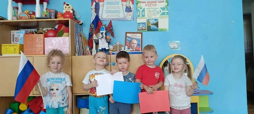 Сегодня ребята младшей группы "Ягодка" познакомились с российской символикой играя в патриотическую 