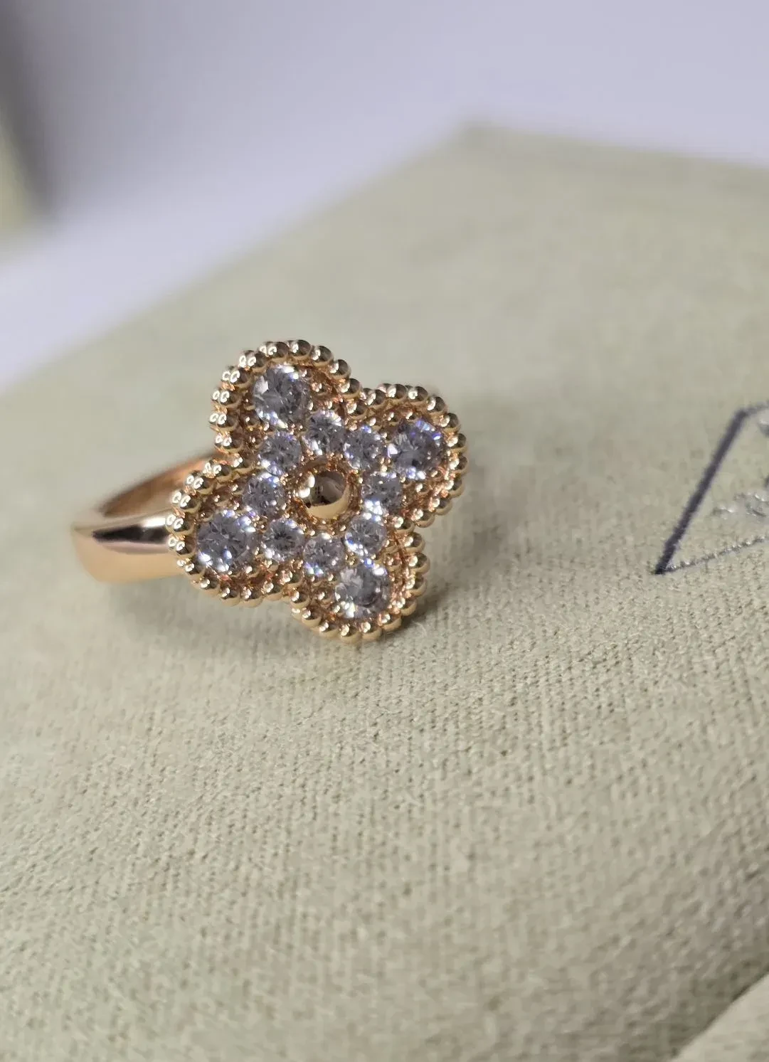 Кольцо Van Cleef Arpels Vintage Alhambra, муассаниты 

Цена 6 100 рублей 

Премиум качество
Гравиров