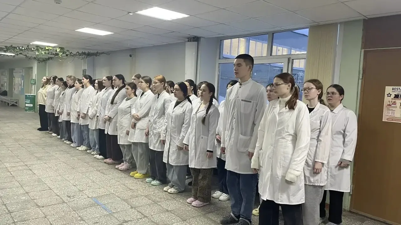 Традиционные мероприятия выполнены:
✅ флаг поднят;
✅ гимн исполнен.

⌛️Время — «Разговоры о важном»!