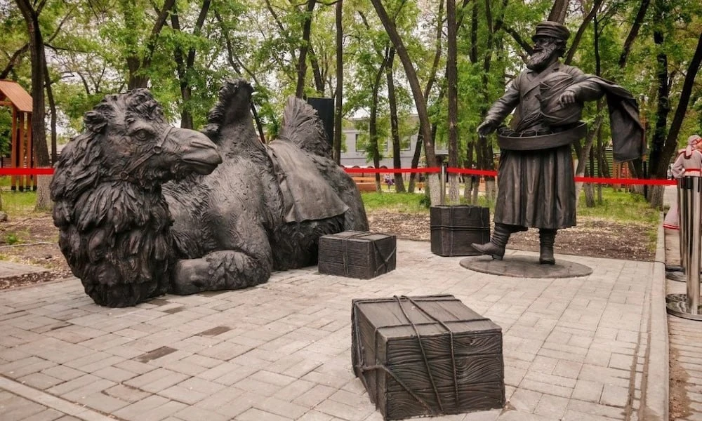 В честь Дня города в Благовещенске состоялось открытие памятника «Купец и верблюд». Монумент установ