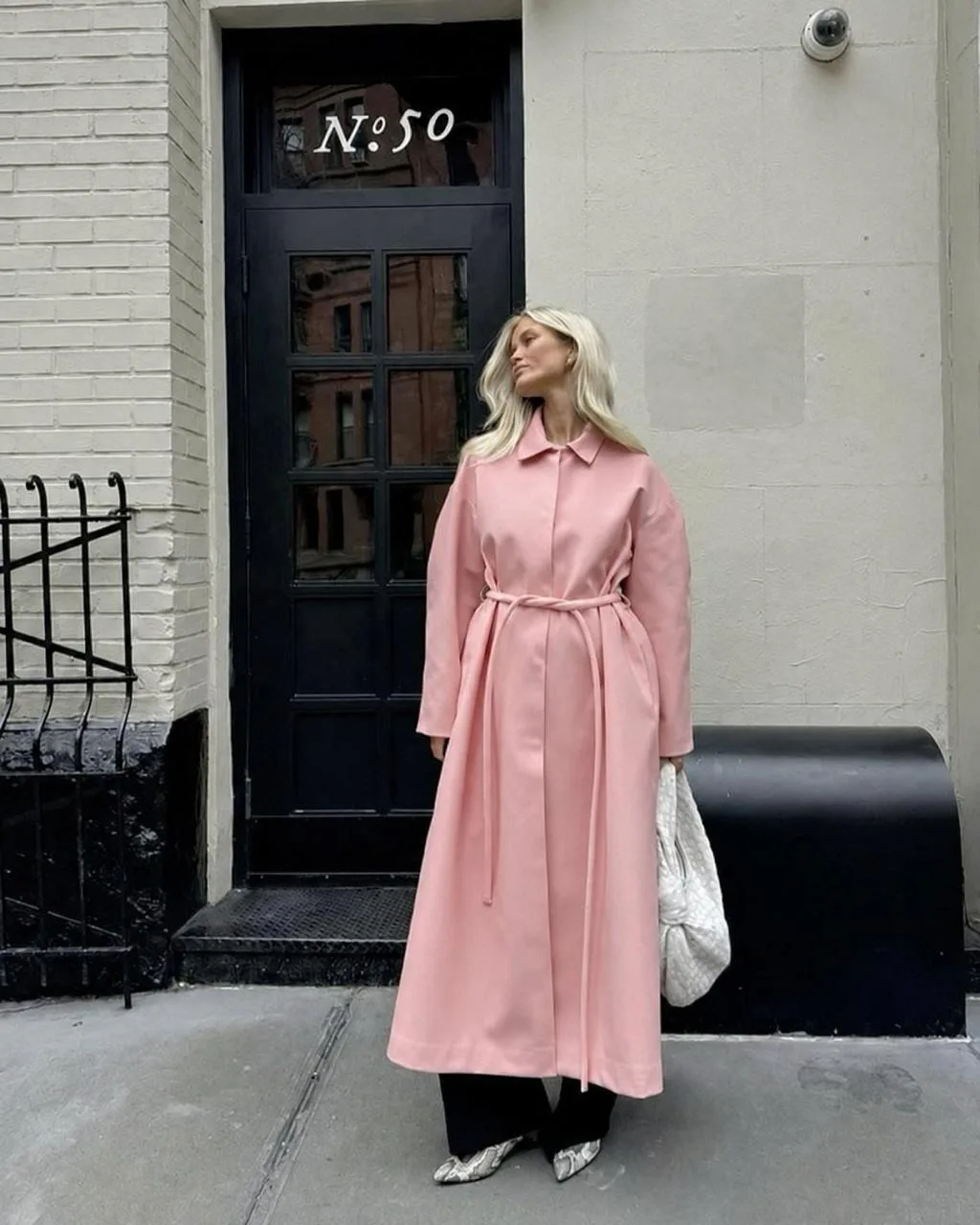 Какой красивый атласный тренч нашла у UK Fashion! Из оттенков больше всего впечатлил персиковый, но 