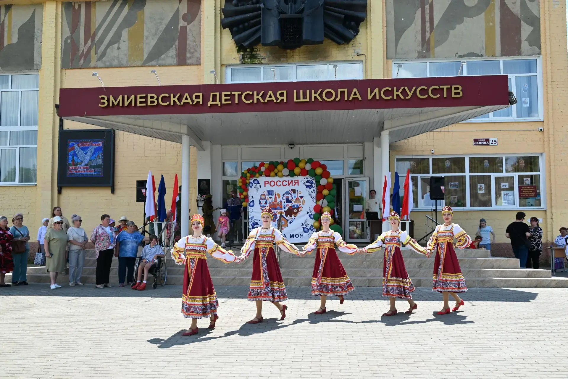 В сквере Молодёжи прошёл III районный конкурс-фестиваль народного творчества «Многоликая Россия»!
В 