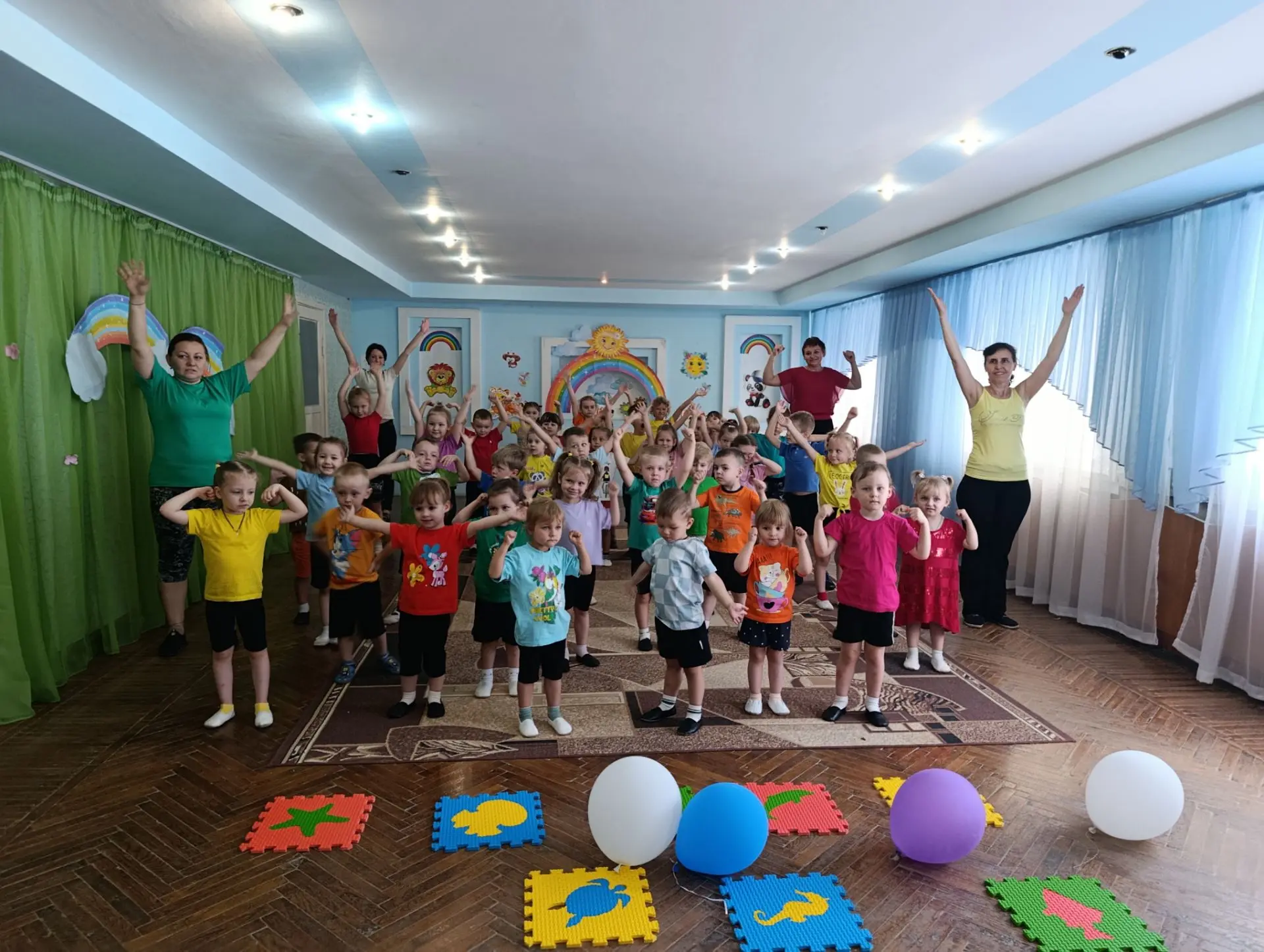 🌈🌈🌈"Радужная зарядка"🌈🌈🌈
Сегодня наше утро 🌄🙋начиналось не с обычной разминки, а с веселой "