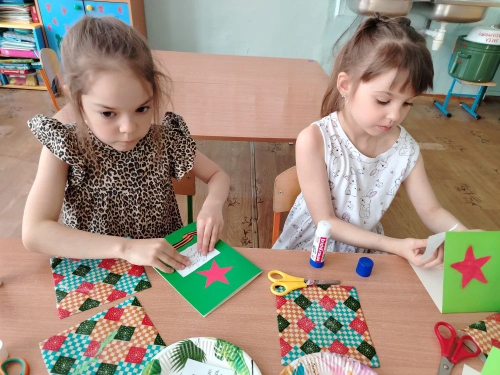 В группе «Подсолнушки» вовсю идёт подготовка к 9 Мая 🌻✨
До Великого праздника осталось всего нескол