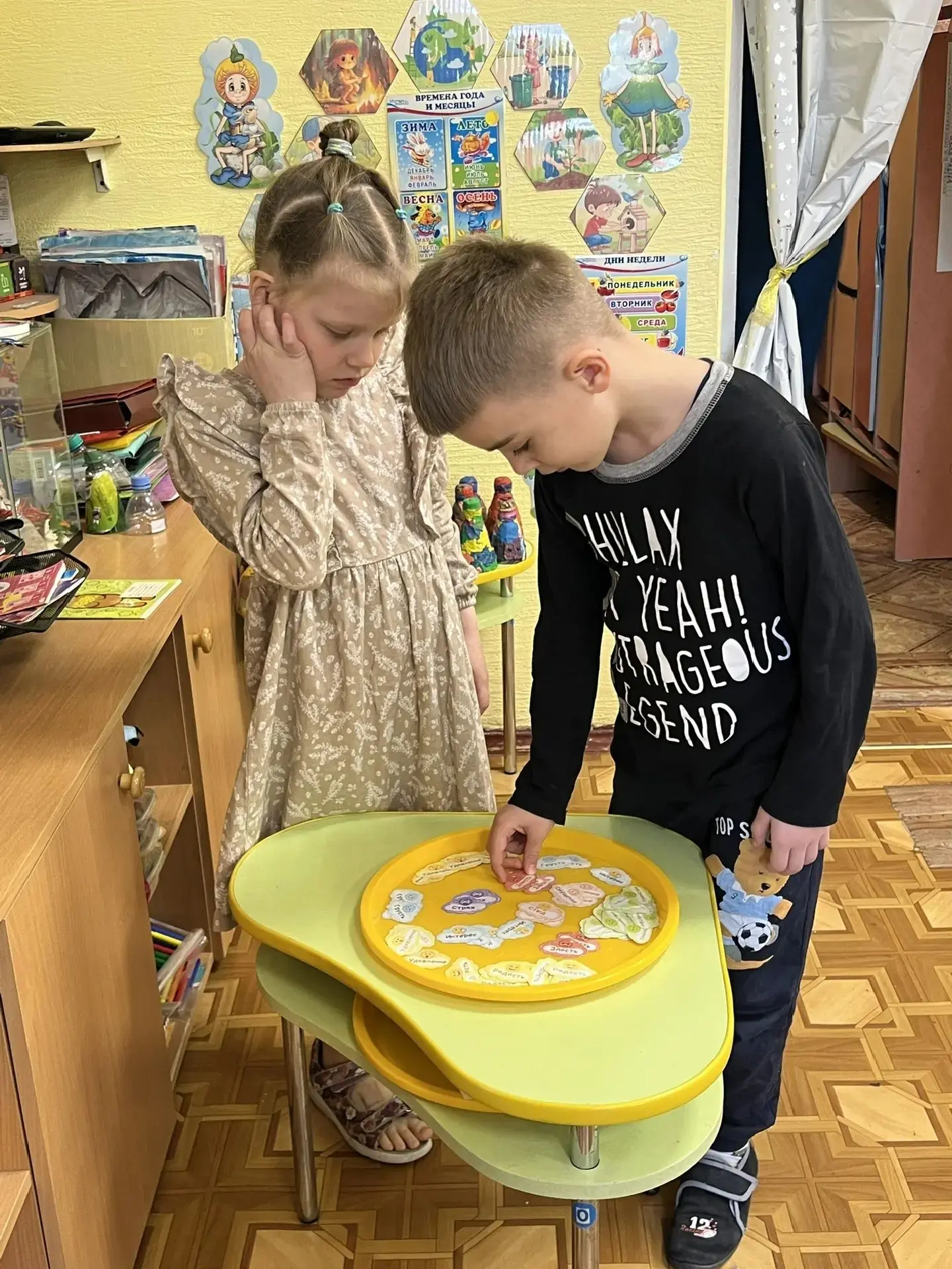 В старших группах прошло игровое занятие "Экскурсия по городу Эмоций".
Во время экскурсии дети позна