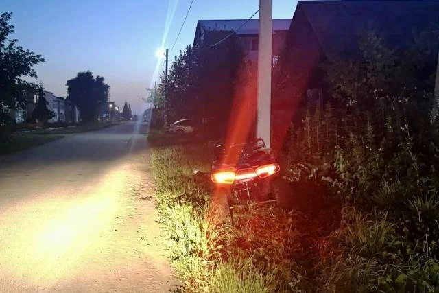 В Тюкалинске минувшей ночью 51-летний житель Омска на квадроцикле не справился с управлением и вреза