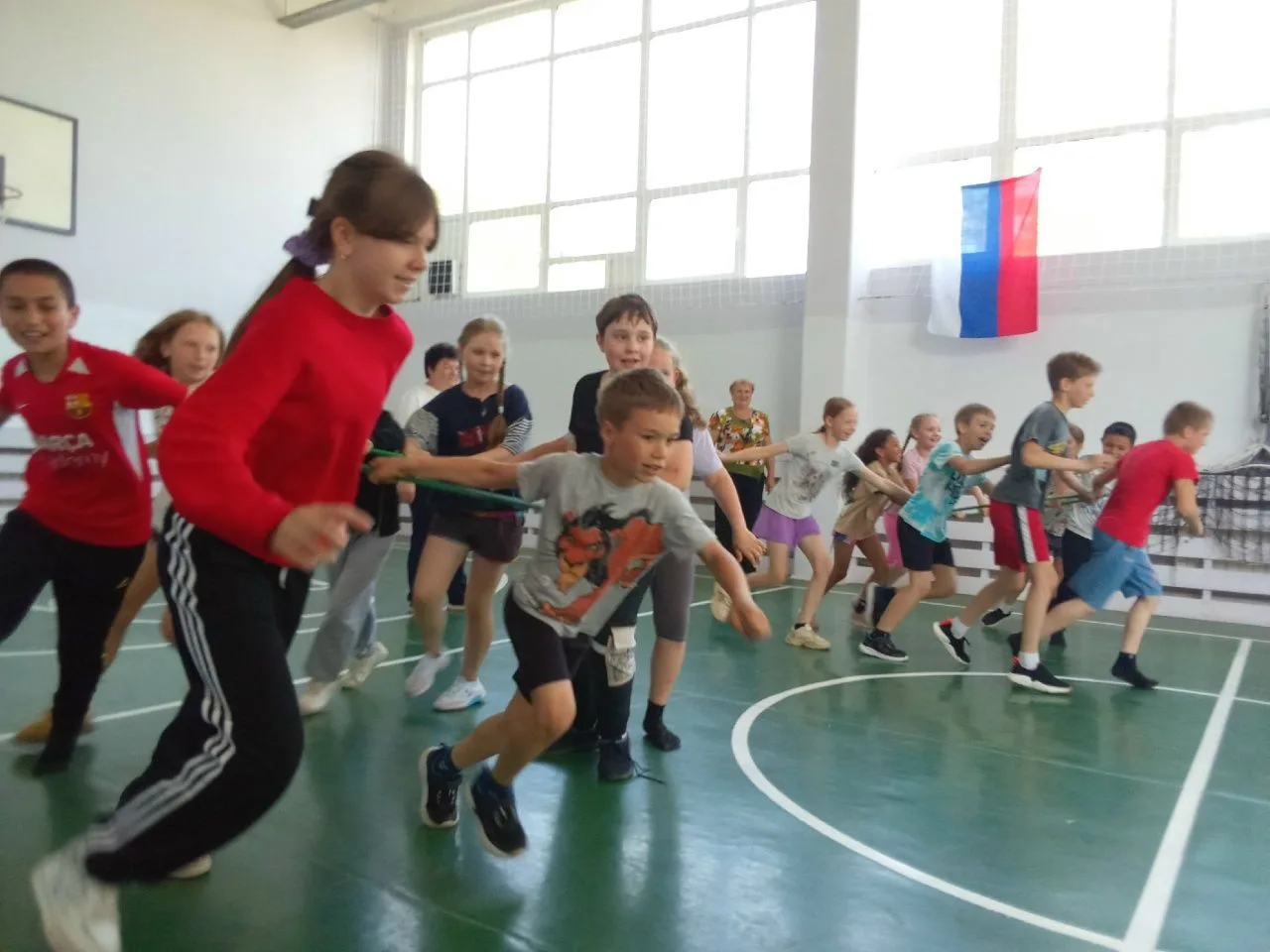 А в 11.00, знойным летним днем 9 июня, в прохладном спортивном зале Тверецкой школы было жарко. В пл