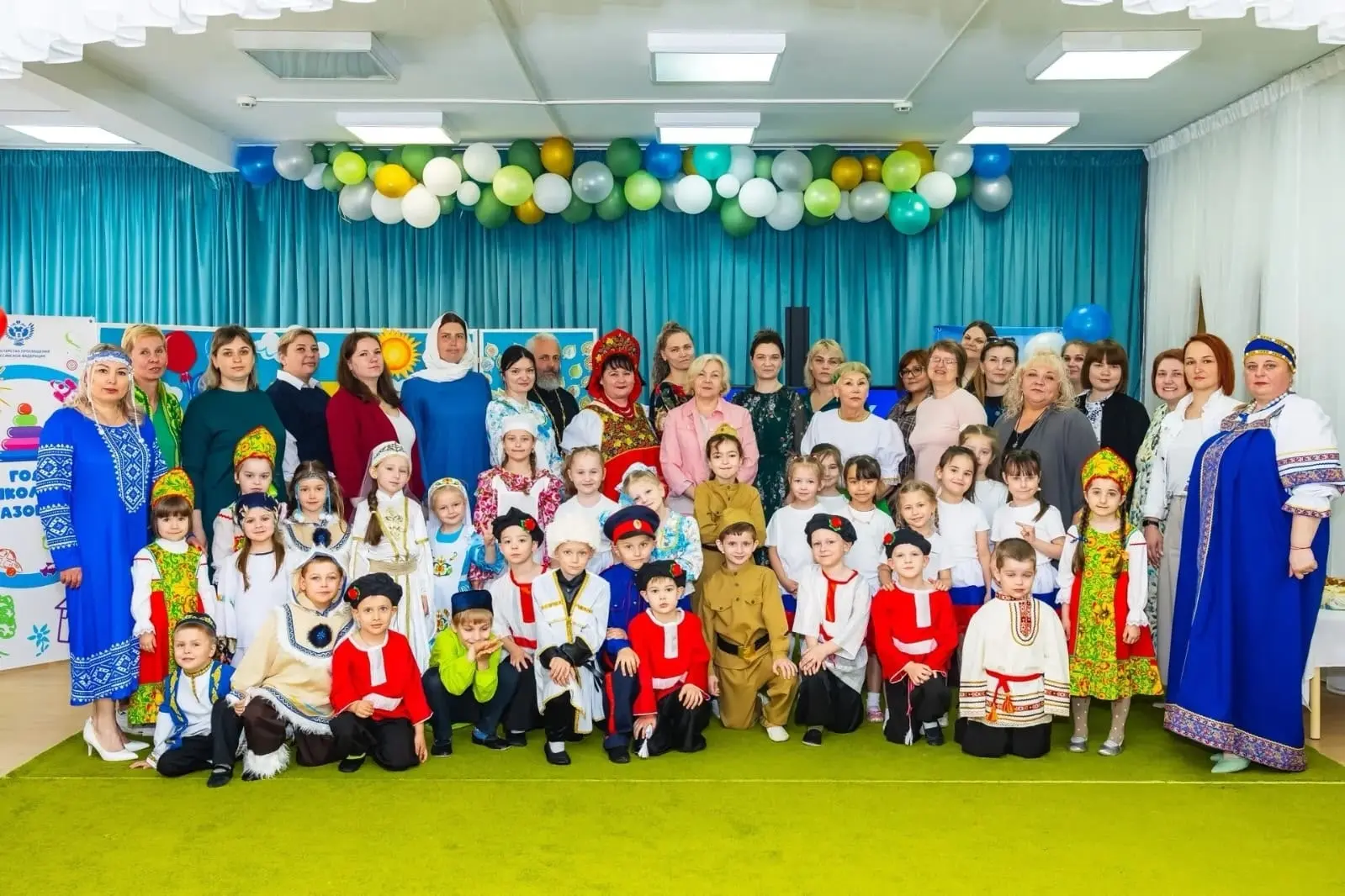 На базе МОУ «Рождественская СОШ» с успехом прошёл муниципальный фестиваль «Дети разных народов», при