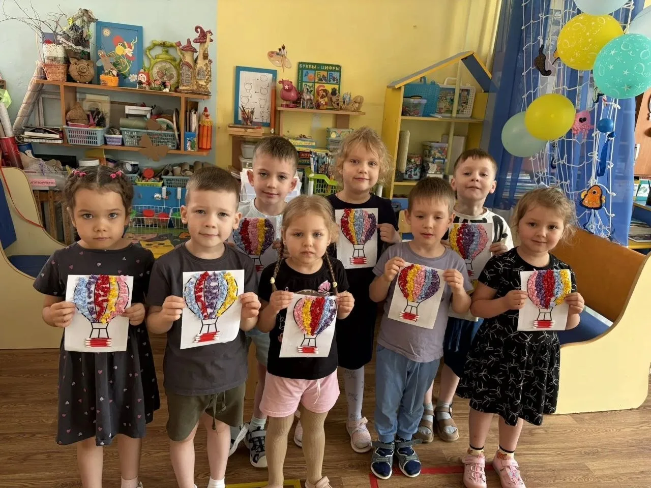 Почему мы ЛЮБИМ рисовать? 🎨 Потому что это ВОЛШЕБСТВО!
В нашем саду рисование — это:
✨ Развитие мот