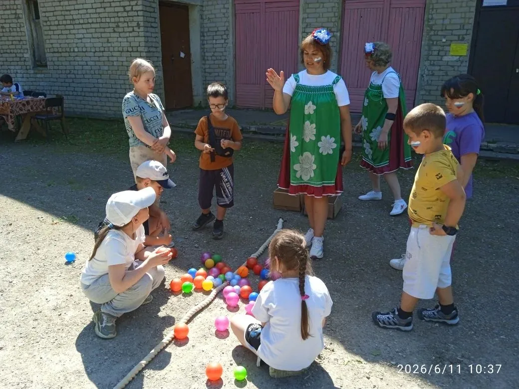 Накануне праздника – Дня России - у ребят лагеря был насыщенный день.
     Одетые в нарядные народны