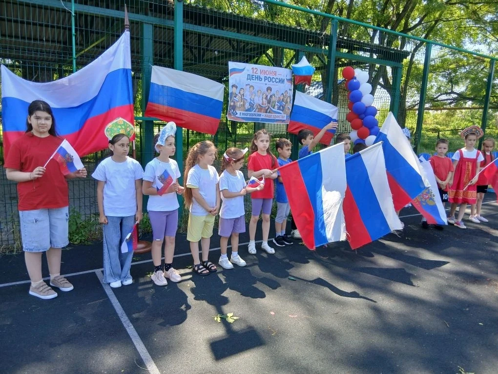 12 июня отмечается государственный праздник – День России!
Этот день — символ единения, свободы и ми