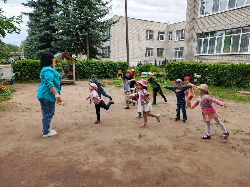 "Будем с летом мы дружить, 
Будем спорт всегда любить! " Лето представляет большие возможности для с