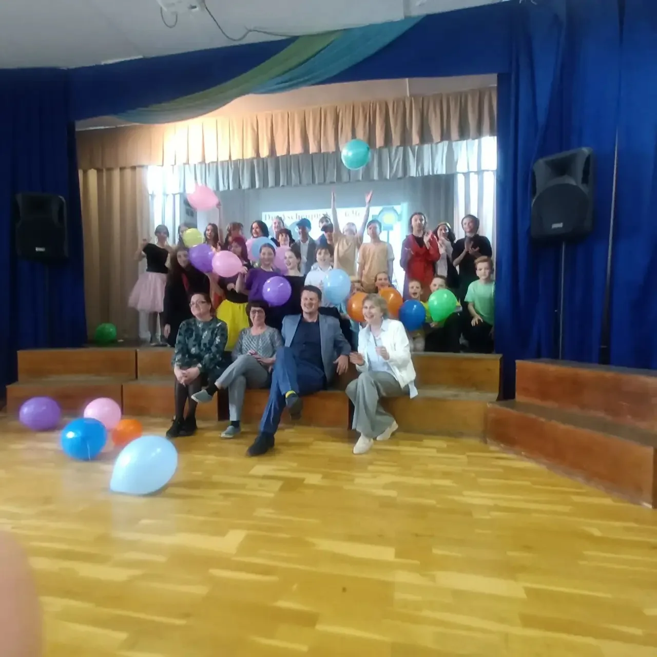 Наши соседи из Петришуле представили у нас свой спектакль «Ха-ха-хармс», а наши ребята «Золушку». Об