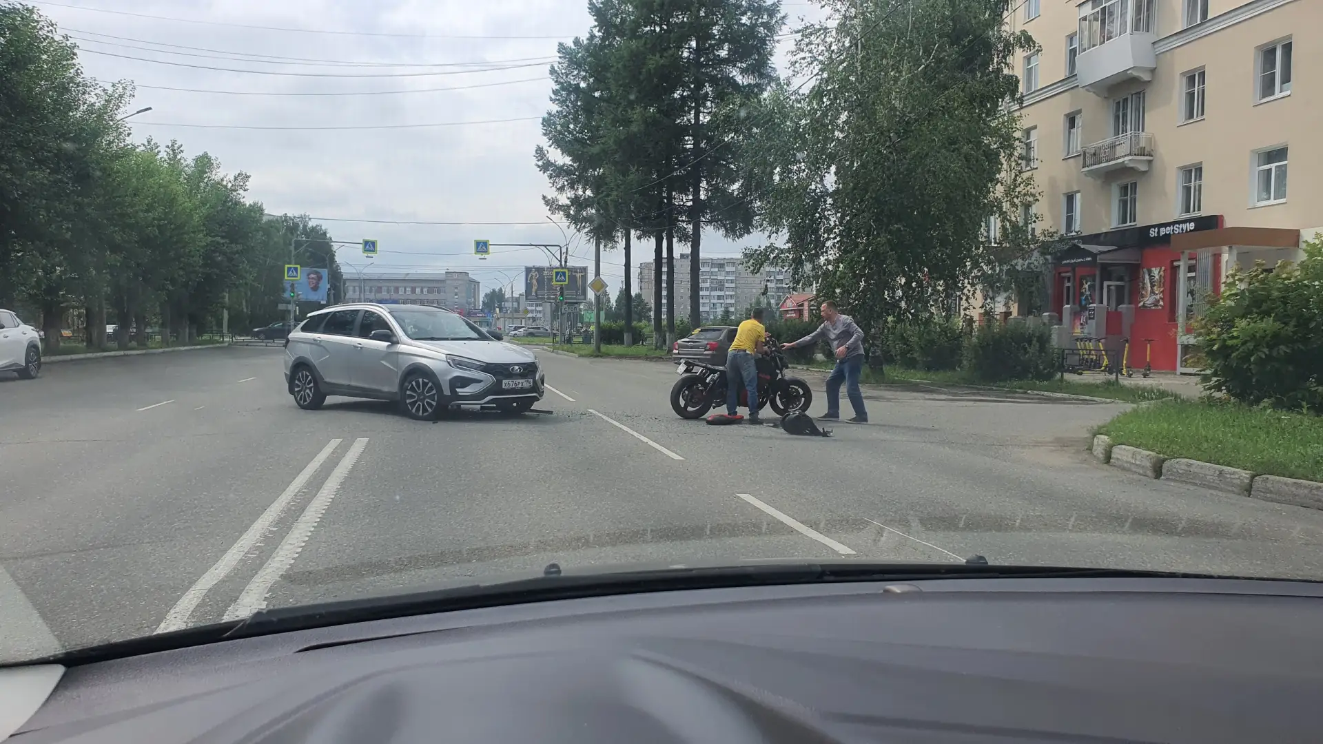 От подписчика:

ДТП с мотоциклом? По улице Ленина