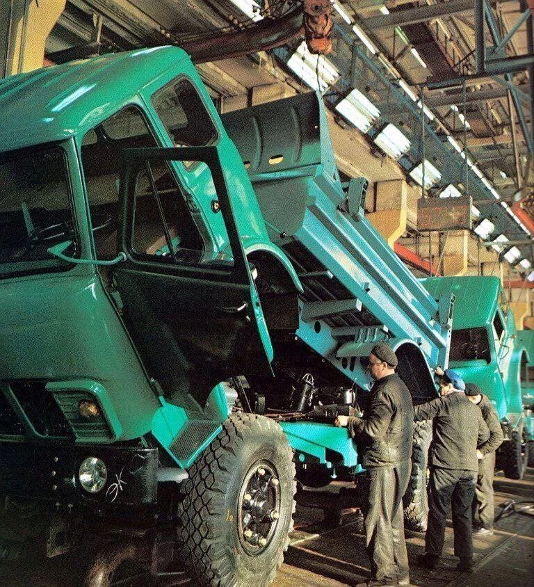 МАЗ-5549 на конвейере. Минск. 1978 год

История СССР | Подпишись 👇🏻