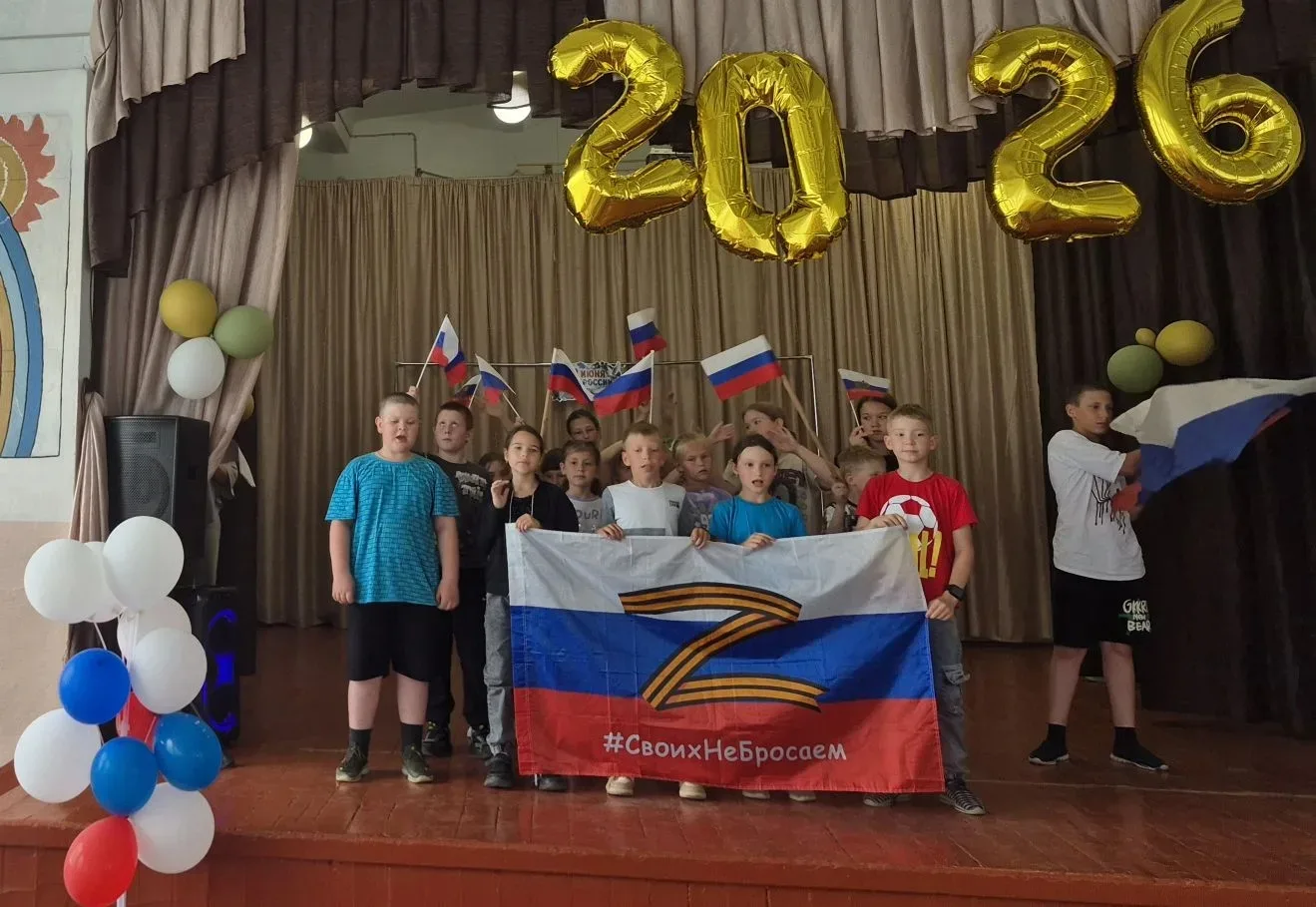 🇷🇺С Днём России! Наш лагерь «М.А.Я.К.» зажёг праздничные огни! 🇷🇺

💫Сегодня на территории нашег
