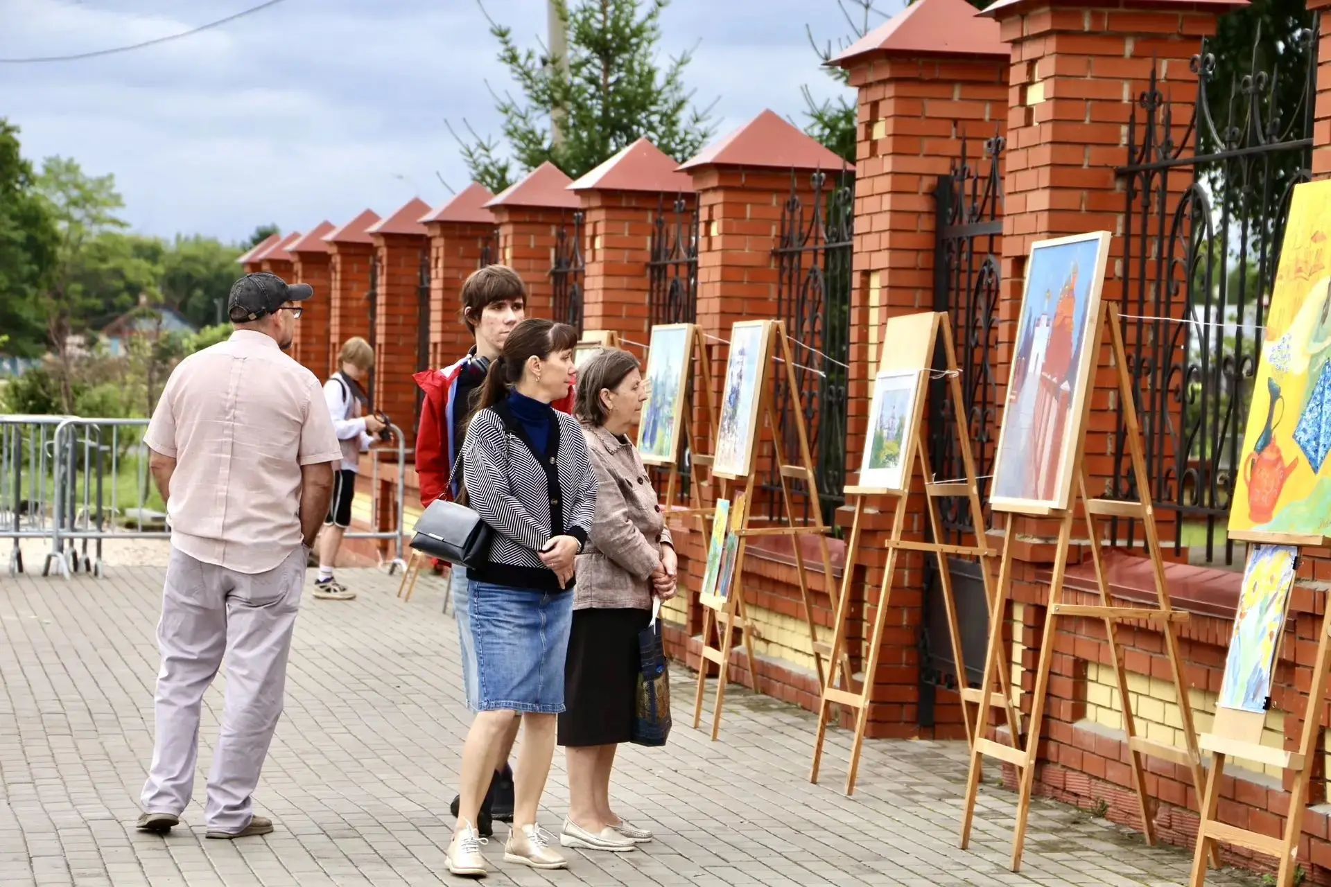 Сегодня состоялась итоговая выставка работ участников межрегионального пленэра «Камские зори – 2026»