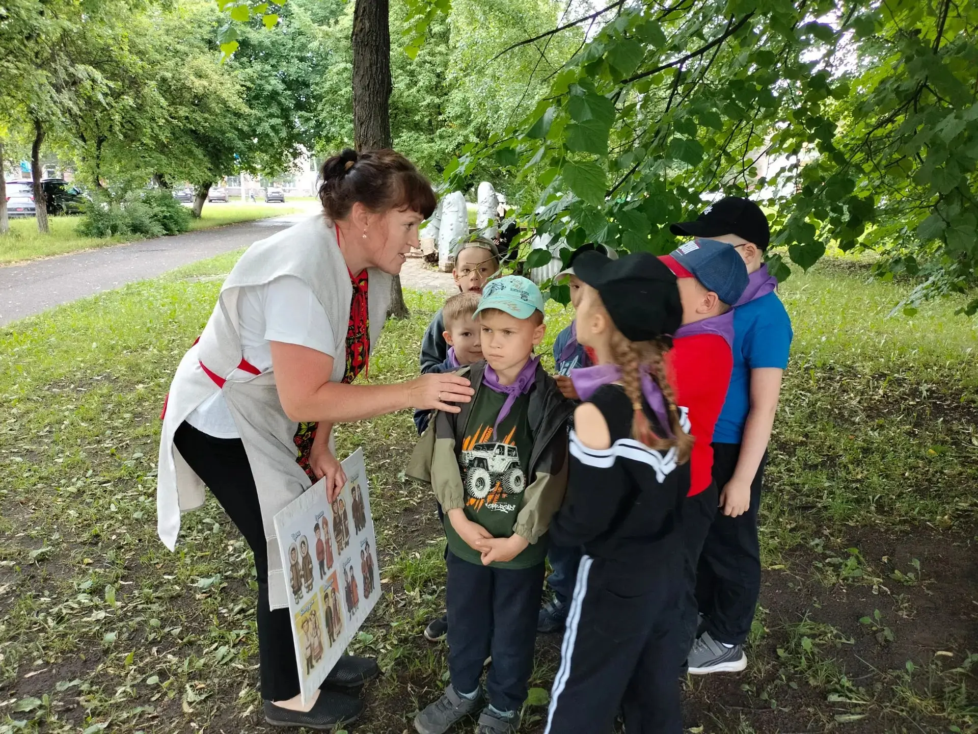 День в детском оздоровительном лагере прошёл ярко и увлекательно. Одни отряды с интересом изучали тр