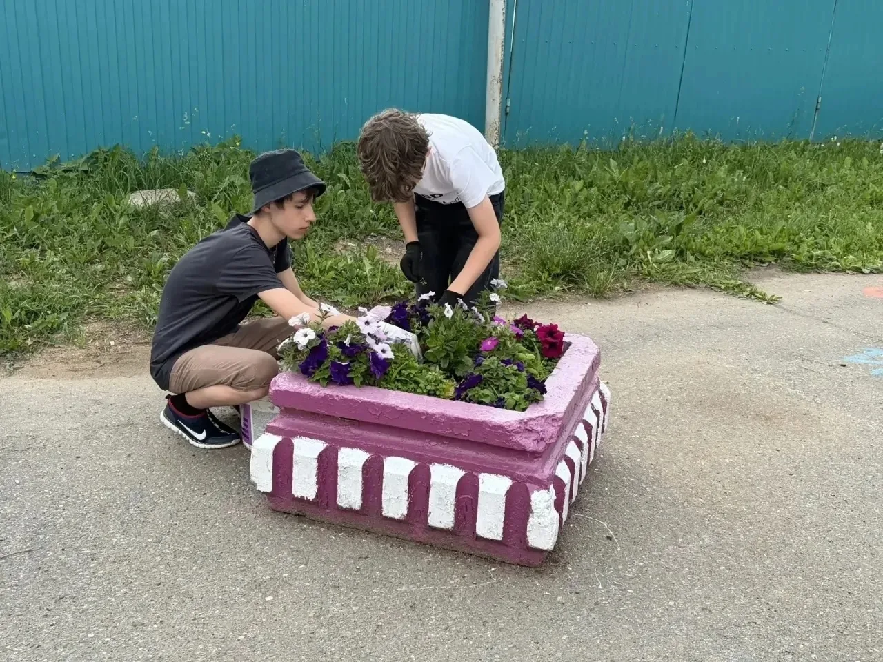 11 день работает лагерь труда и отдыха. Дети поливали цветы, рыхлили грядки.  После вкусного обеда и