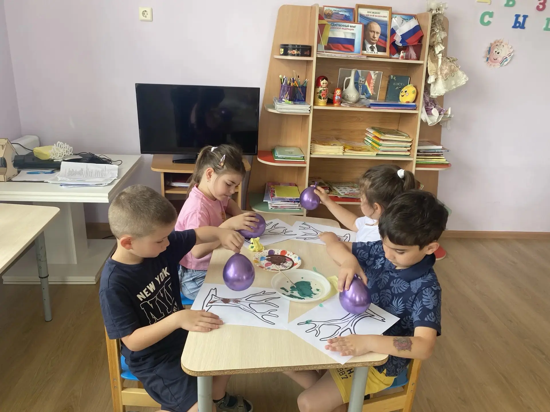 Рисуем воздухом: как создать шедевр с помощью шариков и красок🎈🎨

Устали от обычных кистей? Хочетс