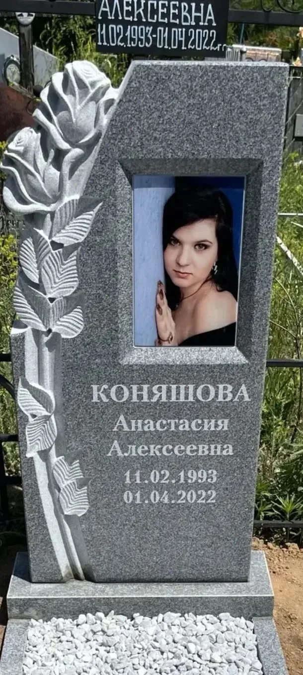 ✨ Фрезеровка на сером граните: нежность и достоинство в каждой детали ✨

Серый гранит «Цветок Урала»