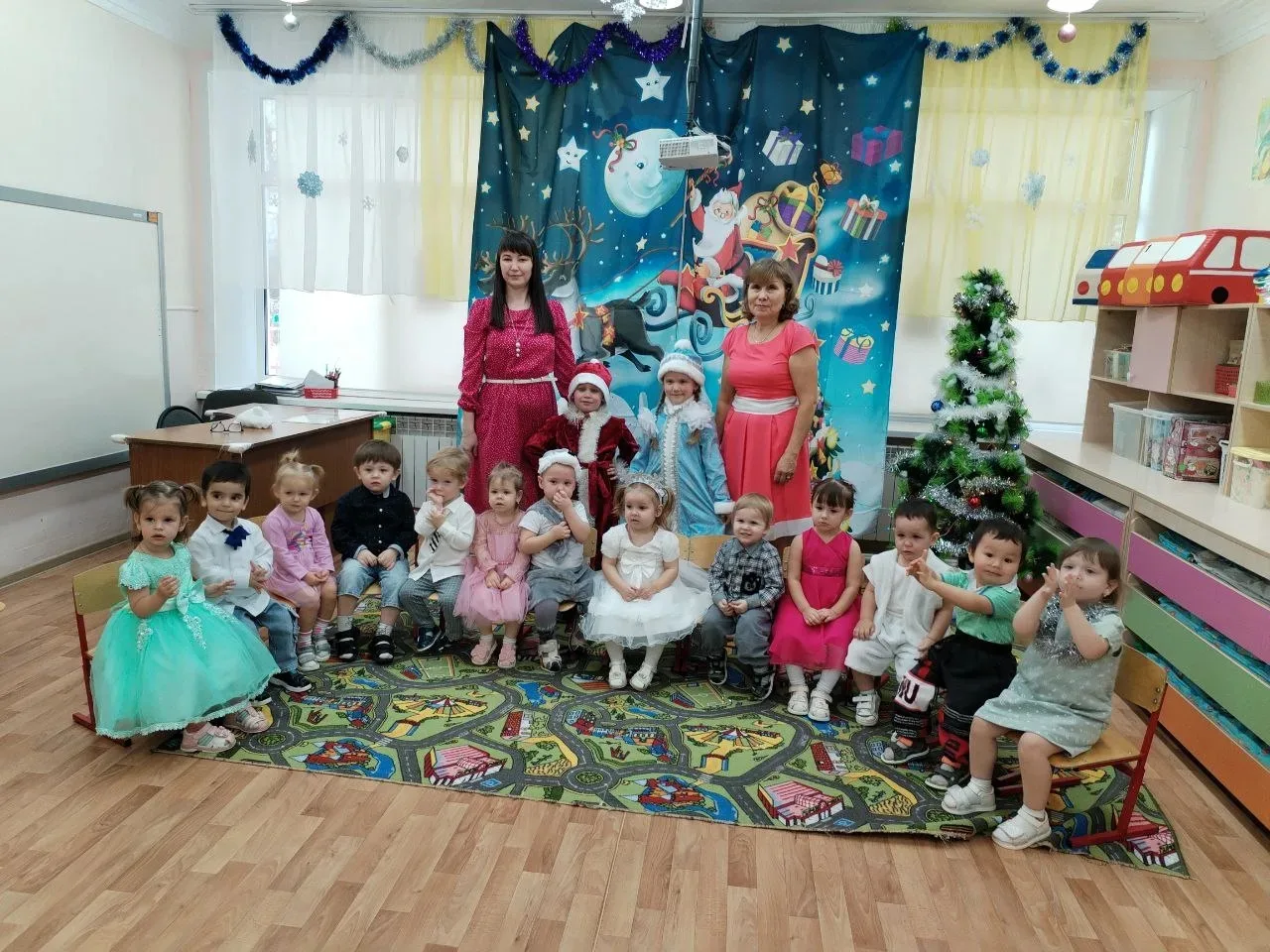 Сегодня прошли новогодние праздники в ясельных и младшей группе. 
Новогодние утренники — это долгожд