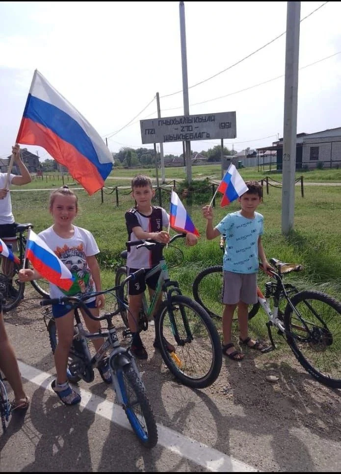 В рамках Года единства народов России, Пчегатлукайская сельская библиотека превратилась в колоритную