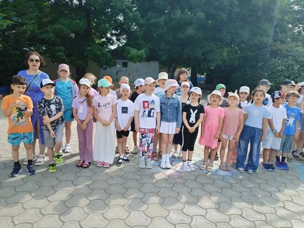 Утро понедельника в лагерях «ЛТО» и «ЛДП» задало правильный настрой: началось оно с  линейки и испол