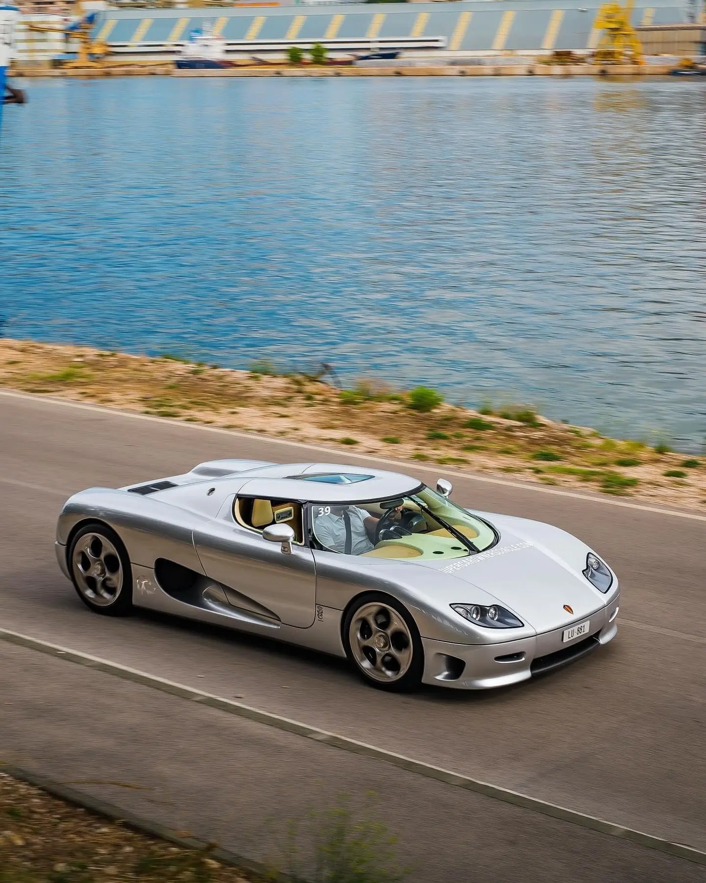 Koenigsegg CC8S — первый шаг в мир гиперкаров

В 2002 году шведы показали миру свой первый серийный 