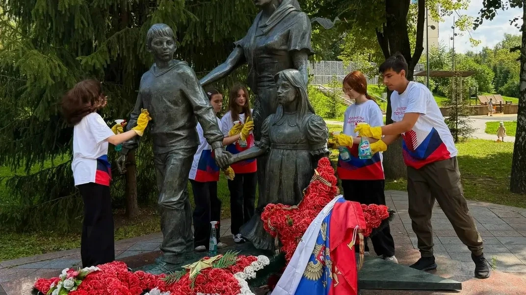 🌿 Волонтёры привели в порядок Аллею Славы в Видном

Участники движения «Волонтёры Подмосковья» пров