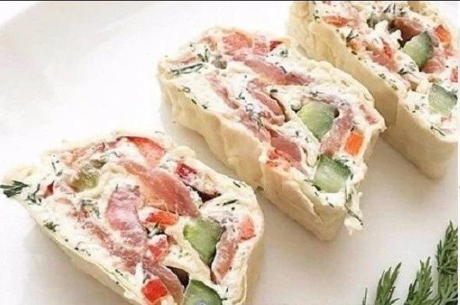 🍛 Рулет из творога с семгой

197,7 ккал на 100 г  Б/Ж/У: 19,69 / 11,3 / 4,26

Состав:
лаваш 100 г (
