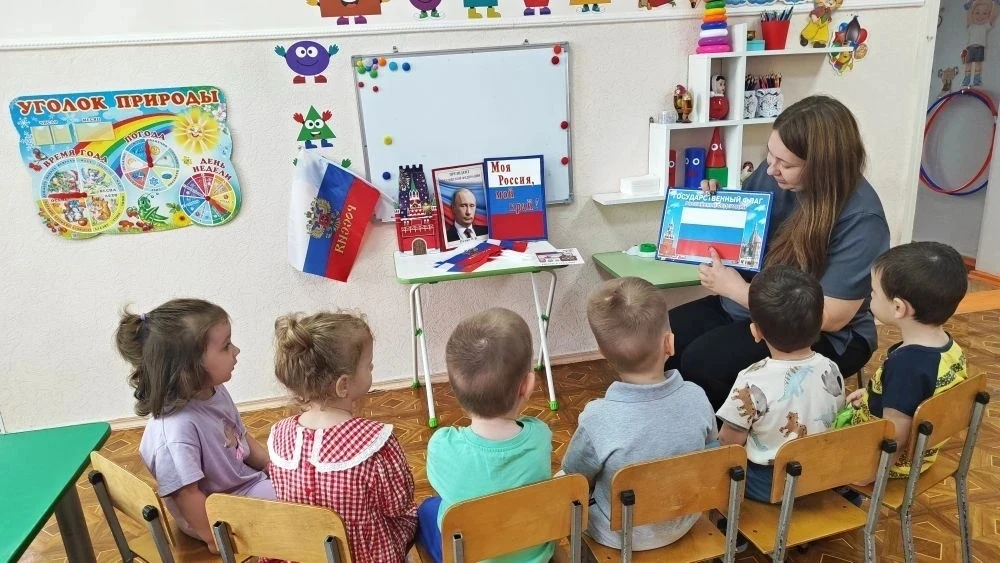 В группе "Непоседы"  прошла беседа на тему: День России🇷🇺🇷🇺🇷🇺
🌷Цель: Воспитывать любовь и ува