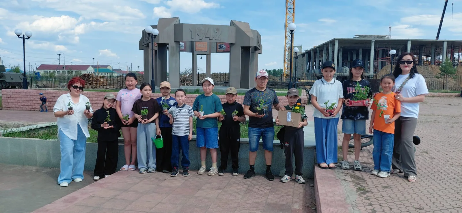 Бэс ыйын 8 күнүгэр Кыайыы болуоссатыгар 3 кылааһы бүтэрбит үөрэнээччилэр уонна кинилэр учууталлара, 