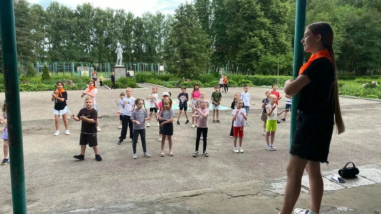 А у нас в лагере ДЕНЬ 3.
И сегодня- ДЕНЬ КУЛЬТУРЫ!😃
Что делали?
- 🇷🇺разучили общелагерную песню "