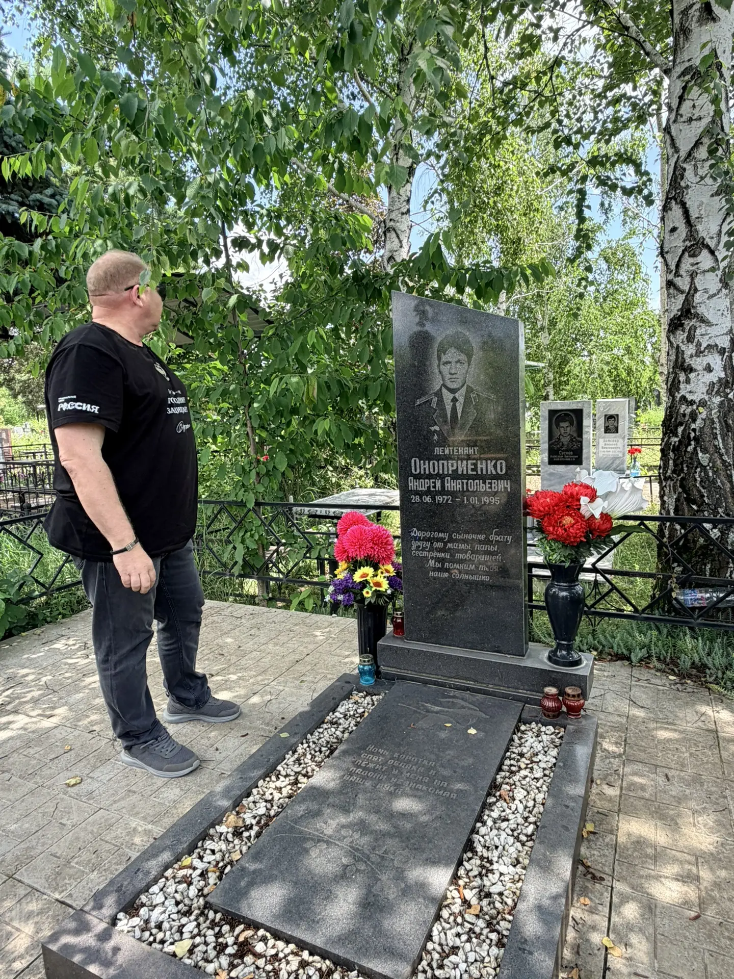 Мы дружили с первого класса – сначала сидели за одной партой, потом вместе давали присягу в Ленингра