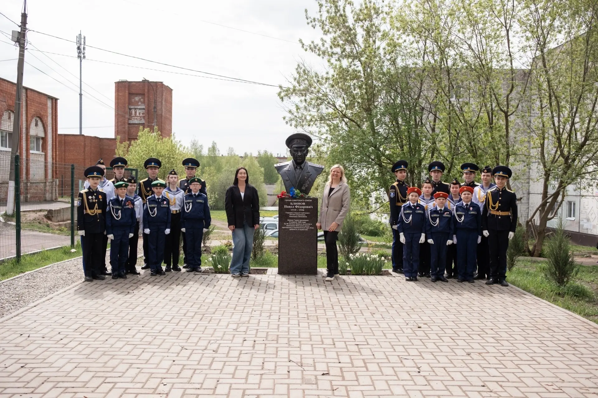 🎖️Аллея Героев
13 мая педагоги и обучающиеся школы при поддержке депутата Государственного Совета У
