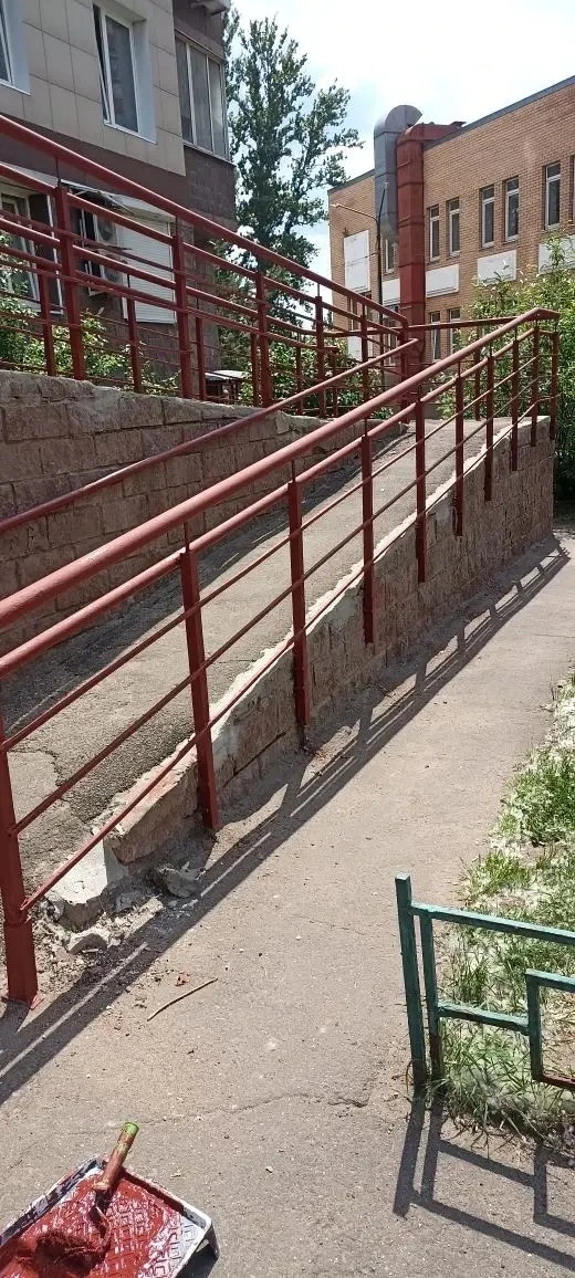Ул. Саввинская д. 17. 
Проведена окраска металлоконструкций пандуса.