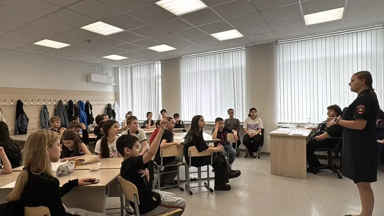 🛡 Безопасное лето: профилактика ПДД в лагере «Безопасные каникулы»

Безопасность детей в период лет