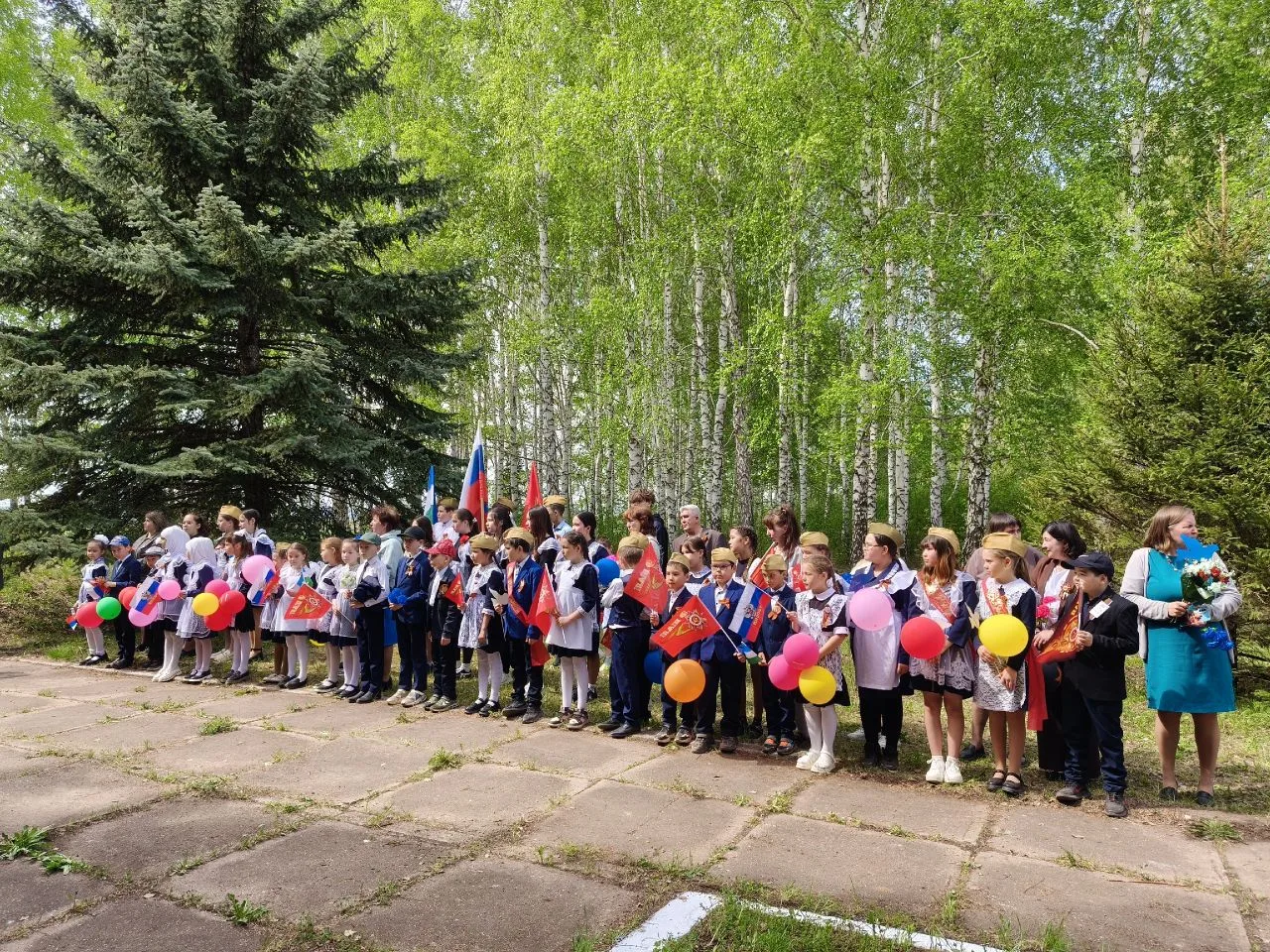 Үлемһеҙ полк — Бессмертный полк.

Сегодня, 8 мая, учащиеся школы и жители села Ильчигулово  присоеди