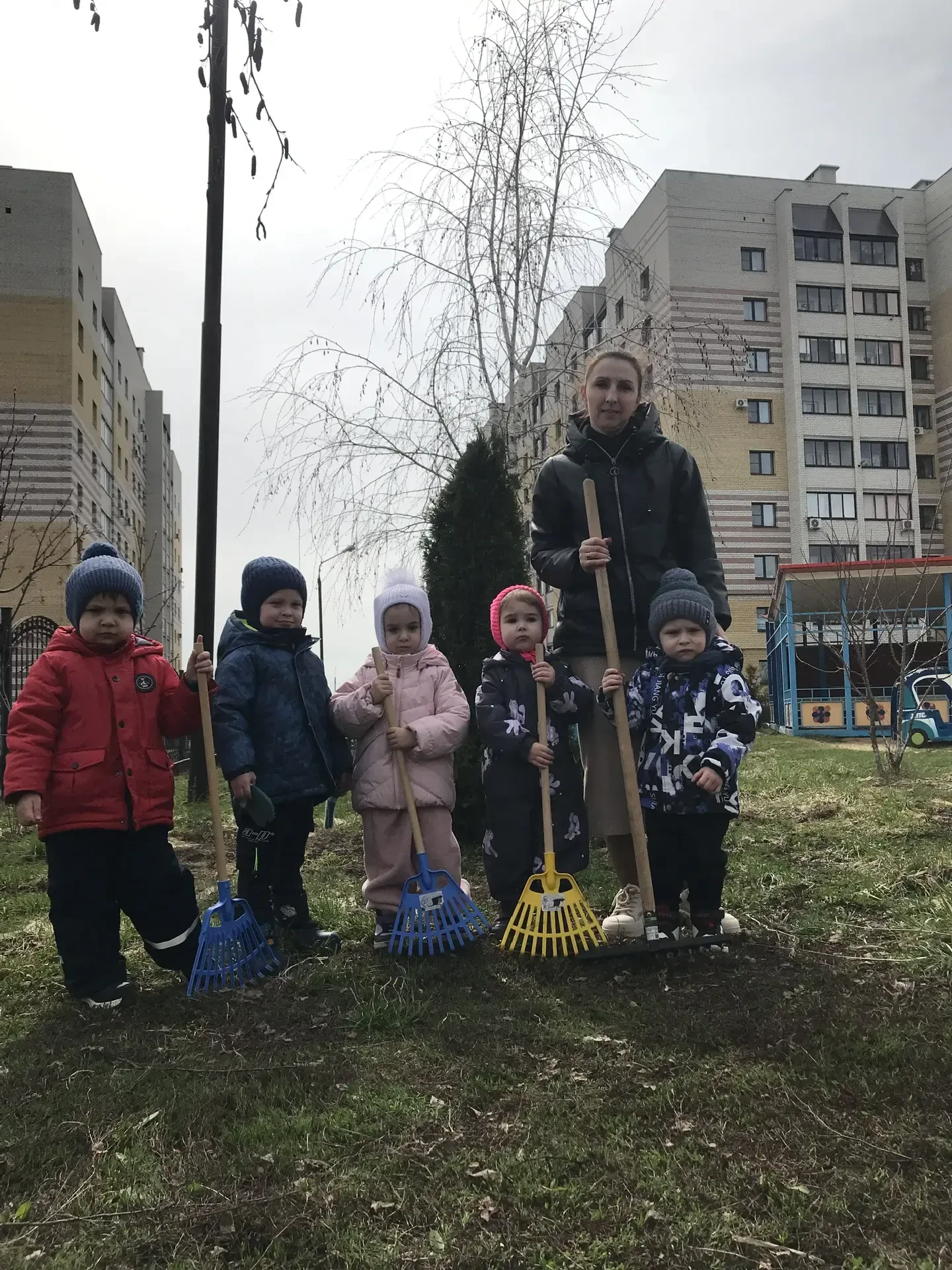 На дворе апрель. Пришло время нашим воспитанникам наводить порядок на прогулочных участках нашего ДО